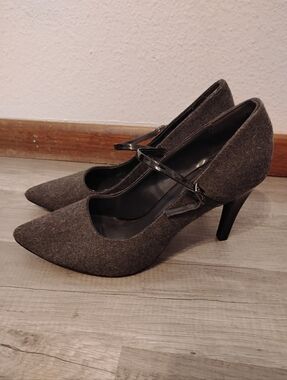 Dana Buchman Classic Pointed-Toe Heels in Dark Gray